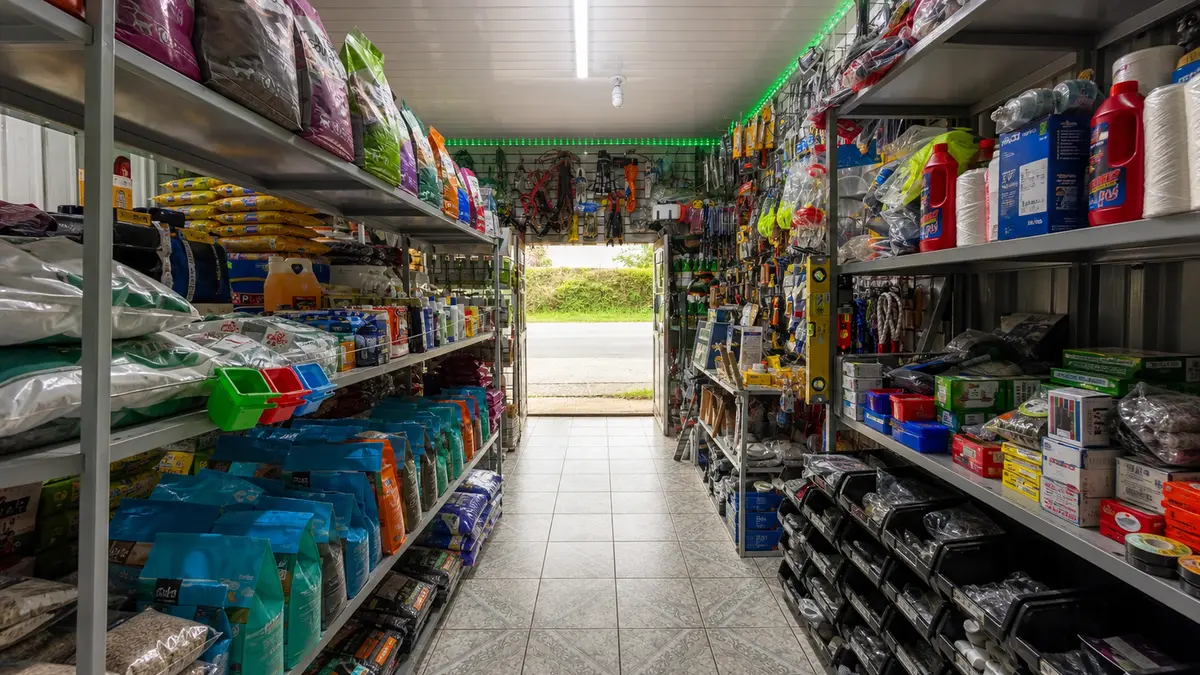 Pasillo de Agrocomercial Monterito con alimento para animales y artículos de ferretería